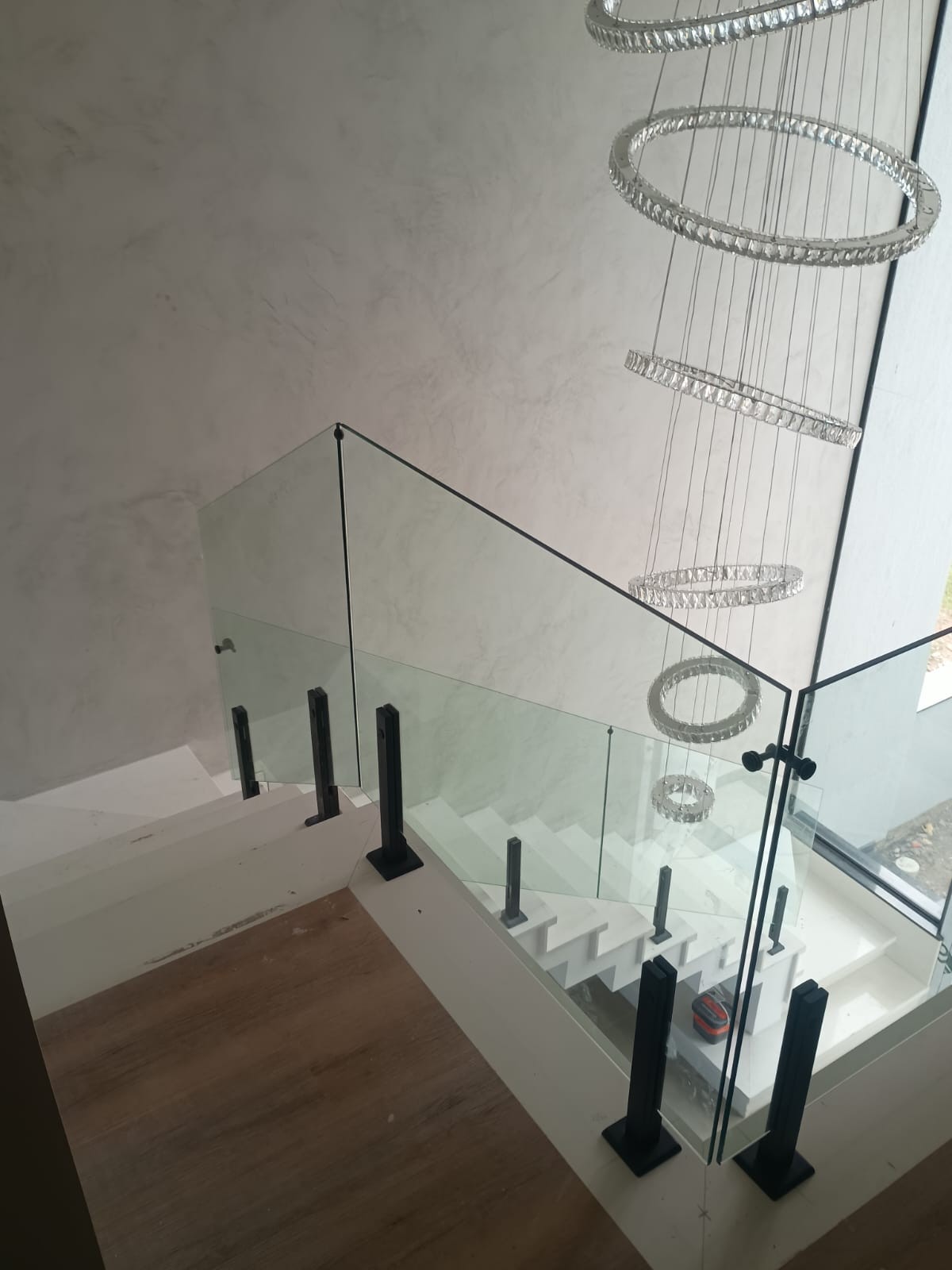 Além do Brilho: A Nova Era do Inox Colorido e Texturizado na Arquitetura