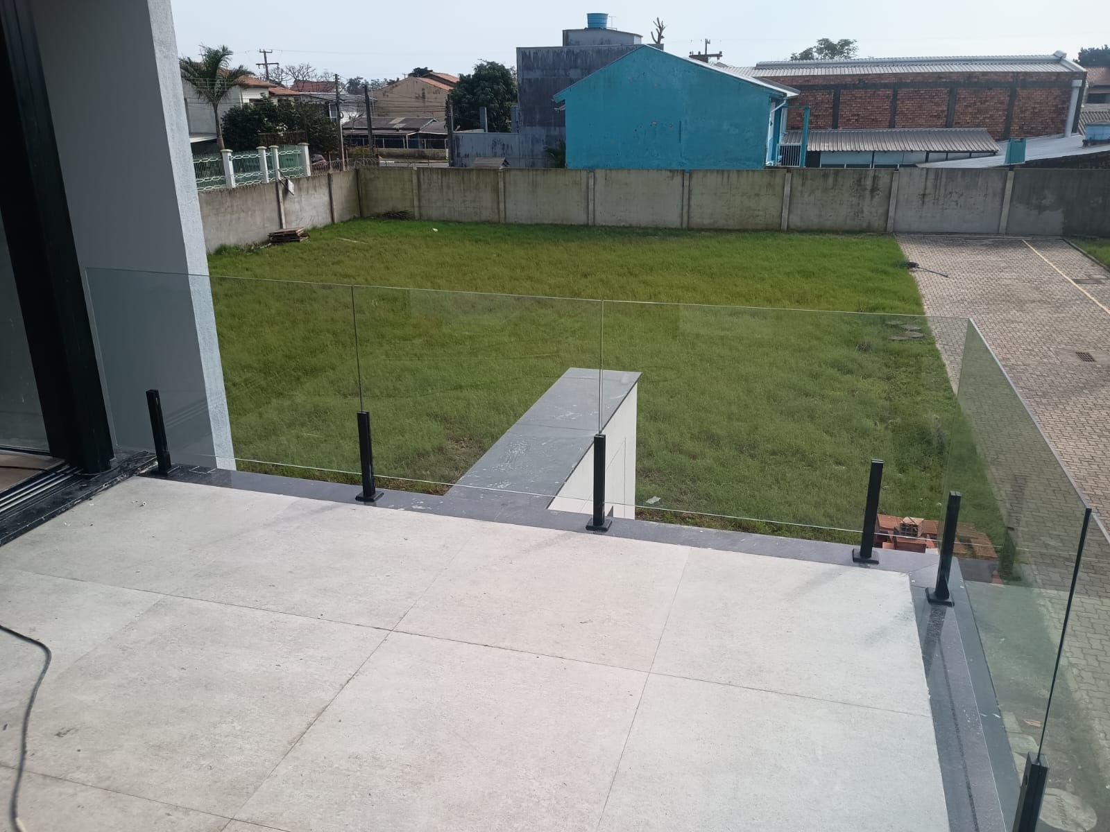 Minimalismo e Psicologia do Espaço: Como o Guarda-Corpo Certo Transforma sua Varanda em um Refúgio de Luxo