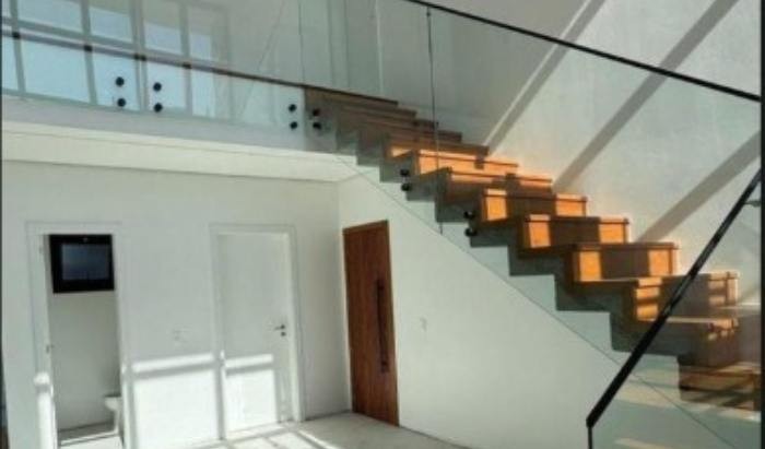 Guarda-Corpo com Sistema de Bottons em Aço Inox: Segurança com Design Exclusivo e Acabamento Premium
