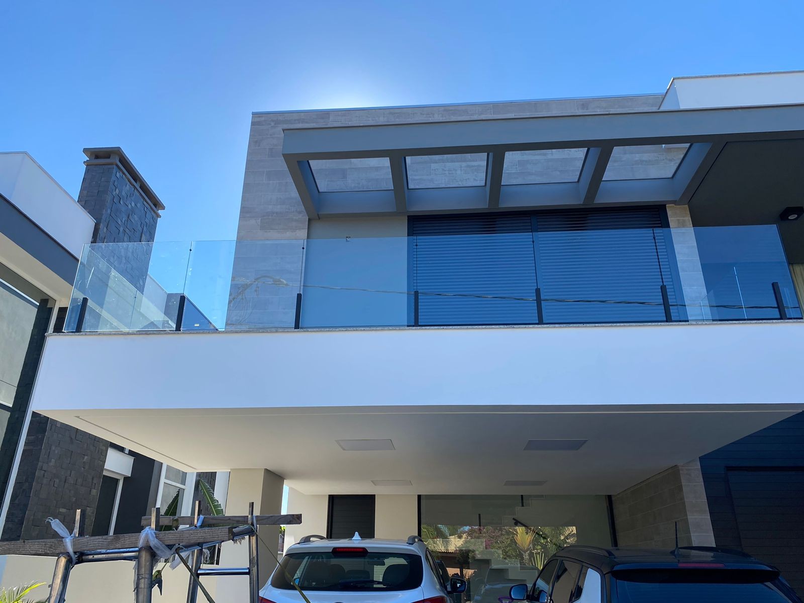 Ampliação Visual: O Truque Arquitetônico da Extensão do Piso com Vidro e Inox
